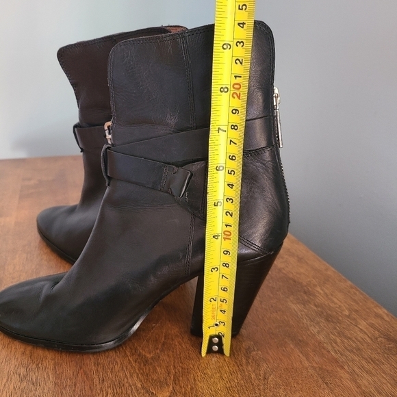 DONALD J Pliner Sarje Ankle Boots - Picture 14 of 16